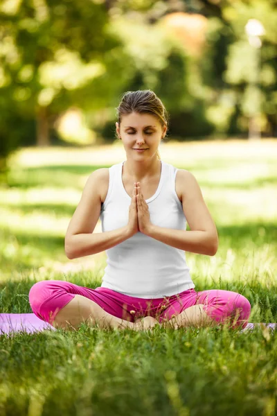 Yoga i parken — Stockfoto