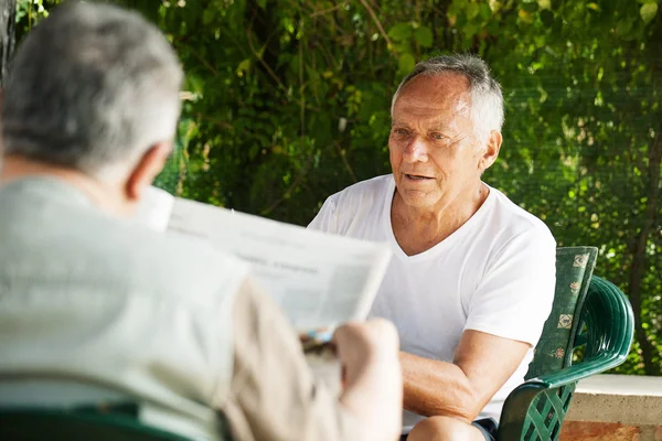 Seniors Reading newspapers — Stock Photo, Image