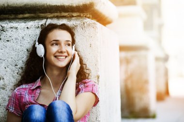 Kadın müzik dinliyor..