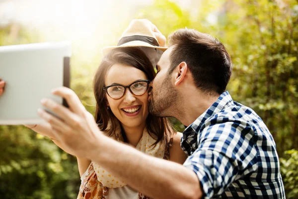 Vänner njuter utanför — Stockfoto