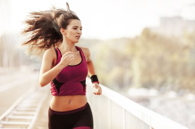 Güzel genç bayan koşuyor.