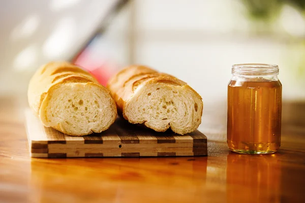 Med a chléb na stůl. — Stock fotografie