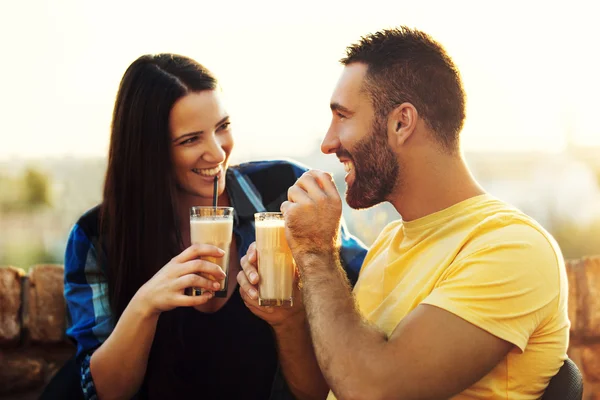 Casal desfrutando fora — Fotografia de Stock