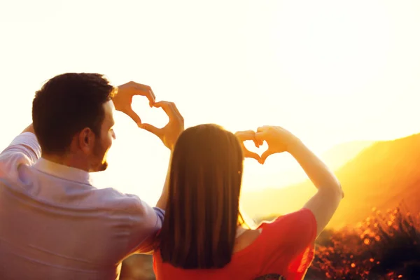 Couple jouir à l'extérieur — Photo