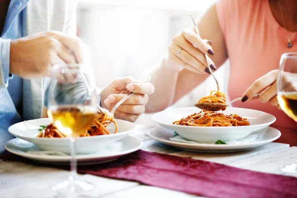 Comer espaguete no restaurante — Fotografia de Stock