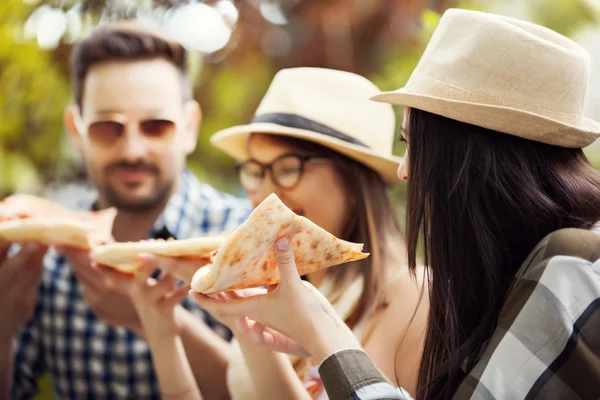 Vrienden die pizza eten — Stockfoto