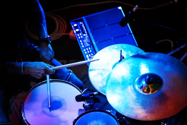 Músico tocando la batería en el escenario — Foto de Stock