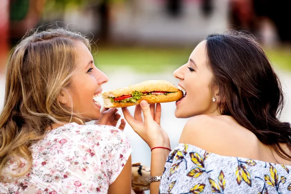 Όμορφα κορίτσια τρώνε σάντουιτς — Φωτογραφία Αρχείου