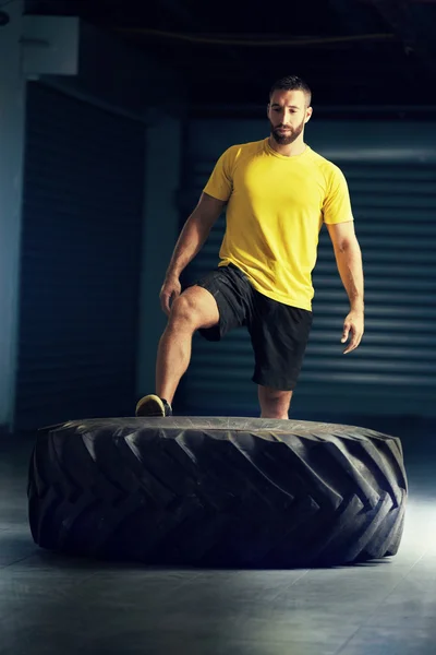 Cross fit trénink. Příprava pro obracející se pneumatiky. — Stock fotografie