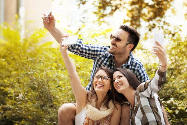 Amigos disfrutando afuera — Foto de Stock