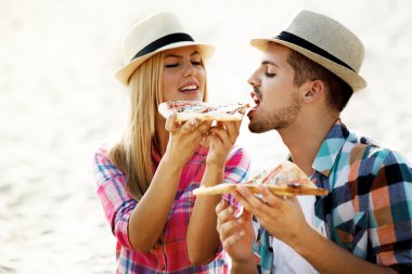 Pizza yemek. Yakın çekim. 