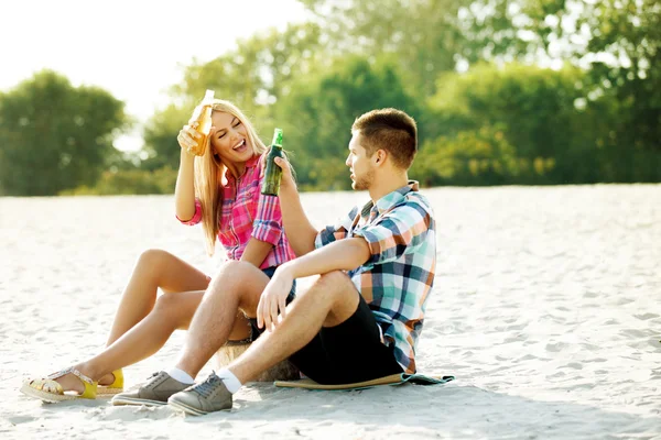 Genieten van zonnige dag op het strand — Stockfoto