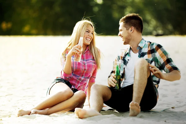 Plezier hebben op het strand. — Stockfoto