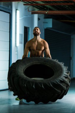 Güçlü adam eğitim