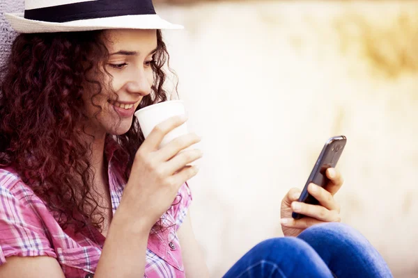 Mujer está escuchando música . —  Fotos de Stock