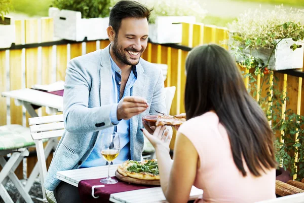 Pizza eten in Italiaans Restaurant — Stockfoto