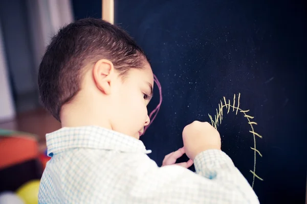 リビング ルームの少年. — ストック写真