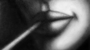 Kadının dudaklarında sigara var. Güzel genç kız sigara içiyor. Kara film türünde illüstrasyon. Ürkütücü cadı suratı. Kömür ve gürültü etkisi. Kasvetli karakter konsepti sanatı. Siyah ve beyaz soyut arkaplan.