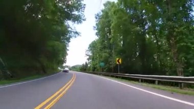 Helen, Ga / USA - 08 08: 20: Helen kasabasına arabayla giriş görüntüsü