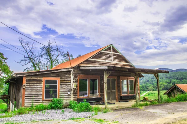 Helen Usa Uma Velha Casa Abandonada Vazia — Fotografia de Stock