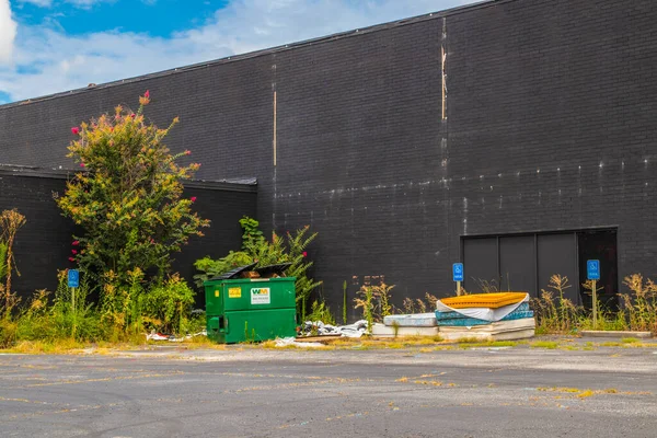 Gwinnett Megye Usa Szemét Épül Fel Egy Elhagyatott Épület Előtt — Stock Fotó