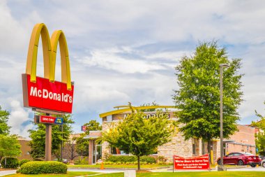 Gwinnett County, Ga / USA - 07 29 20: McDonald 's Restoran tabelası ve binası