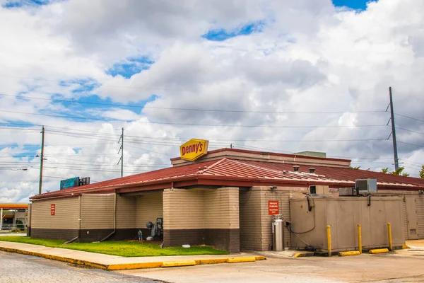 Gwinnett County, Ga / USA - 07 29 20: Bir Dennys restoranının arkası