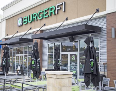 Gwinnett County, Ga / USA - 02 19 20: BURGERFI restoran girişi ve covid-19 yan görüş sırasında açık hava yemekleri