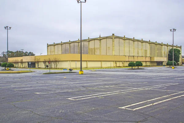 Gwinnett County, Ga / USA - 02 19 20: Terk edilmiş alışveriş merkezi ve Doraville Ga 'daki boş otopark
