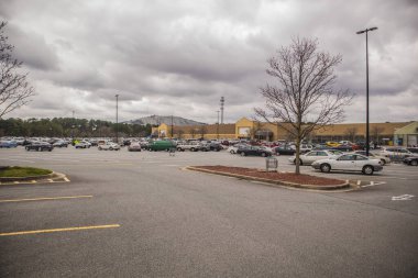 Stone Mountain, Ga / USA - 03: 20: Walmart otoparkında Stone Mountain arka planda.