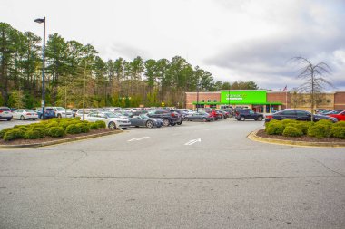 Snellville, Ga / USA - 03: 20: Covid-19 salgını sırasında araba dolu Walmart otoparkının görüntüsü