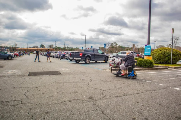 Snellville Usa Veduta Delle Persone Nel Parcheggio Walmart Una Persona — Foto Stock