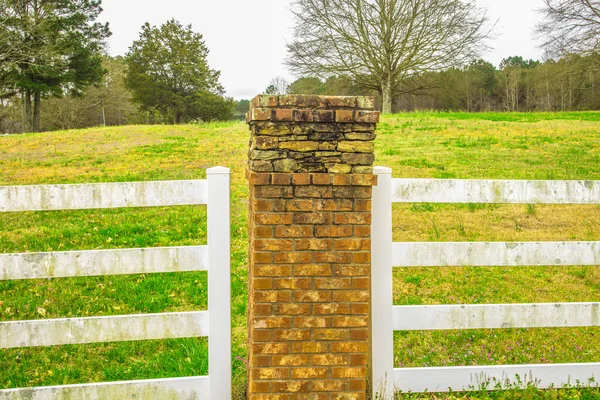 Egy Tégla Kerítés Oszlop Egy Fehér Kerítés Gyönyörű Zöld Legelők — Stock Fotó