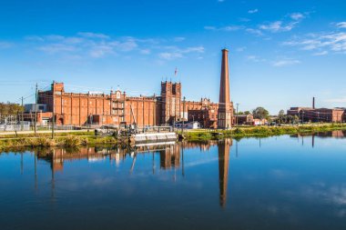 Augusta, Ga / USA - 120: King Mill ve tuğla binalar Augusta şehir merkezinde ve Kanal 'da yansımalar