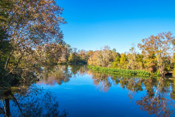 Augusta Kanalı Manzarası Sonbaharda Açık Mavi Gökyüzü — Stok fotoğraf