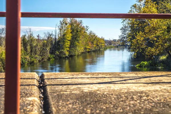 Blick Auf Den Augusta Canal River Durch Ein Brückengeländer Herbst — Stockfoto