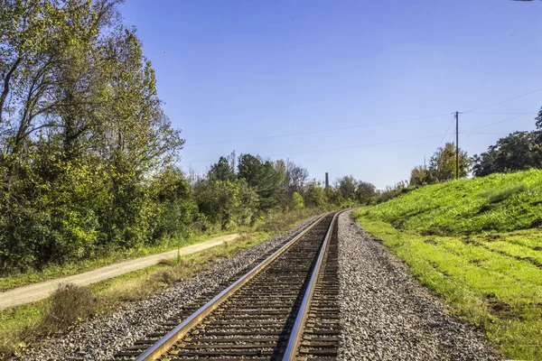 Zicht Treinrails Vervagen Verte Groen Gras Blauwe Luchten — Stockfoto