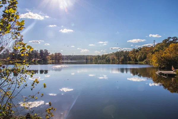 Georgia Sonbaharda Güneşli Bir Göl — Stok fotoğraf