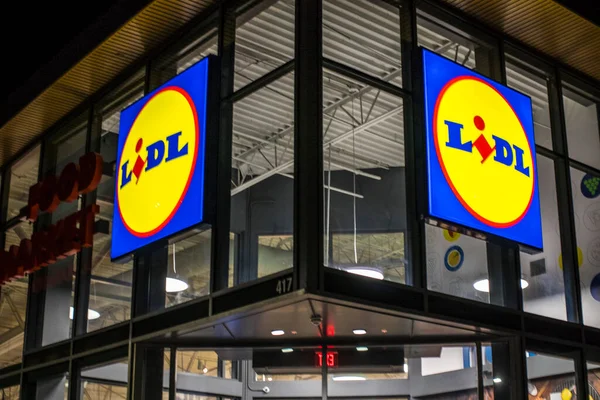 Augusta Usa Lidl Grocery Supermarket Por Noche Dos Letreros Con — Foto de Stock