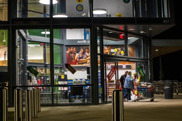 Augusta Usa Supermercado Comestibles Lidl Por Noche Para Personas Mayores — Foto de Stock