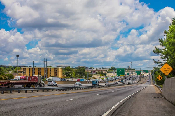 Condado Gwinnett Usa Tráfico Carretera Interestatal Día Nublado —  Fotos de Stock