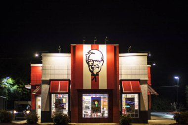 Augusta, Ga / USA - 120: KFC Kentucky Fried Chicken Restoran önü gece manzaralı