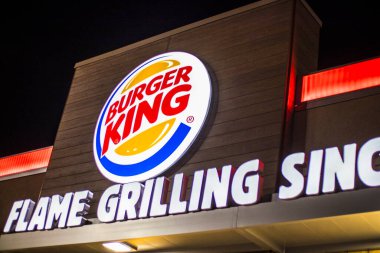 Augusta, Ga / USA - 120: Burger King Restoran önü gece tabelası