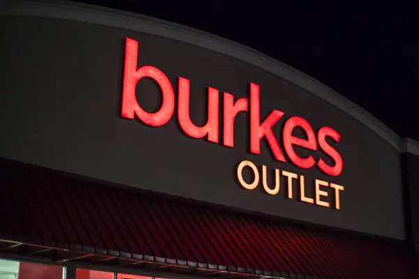 North Augusta Usa Burkes Outlet Store Night Building Sign — Stockfoto