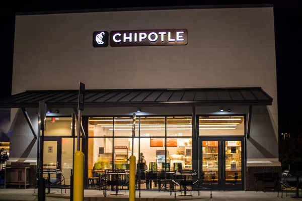 North Augusta Сша Chipotle Ресторан Ночью Людьми Внутри — стоковое фото