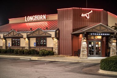 Kuzey Augusta, SC / ABD - 120: LongHorn Biftek Lokantası girişi ve yanı gece