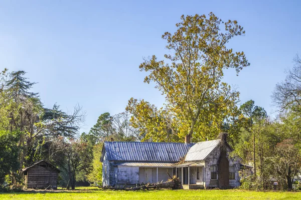 Uma Velha Casa Branca Abandonada Com Telhado Lata Campo — Fotografia de Stock