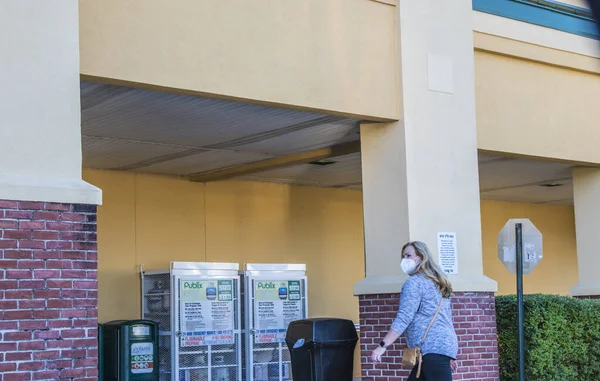 Augusta Usa Publix食料品店スーパーマーケットの女性が顔のマスクをしてPublixに入って歩く — ストック写真