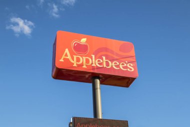 Augusta, Ga / USA - 120: Applebees Restoran barı ve Izgara Sokağı İşaret Merkezi