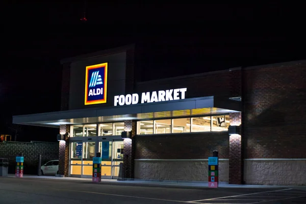 Augusta Estados Unidos Aldi Supermercado Comestibles Noche Vista Esquina Trasera — Foto de Stock